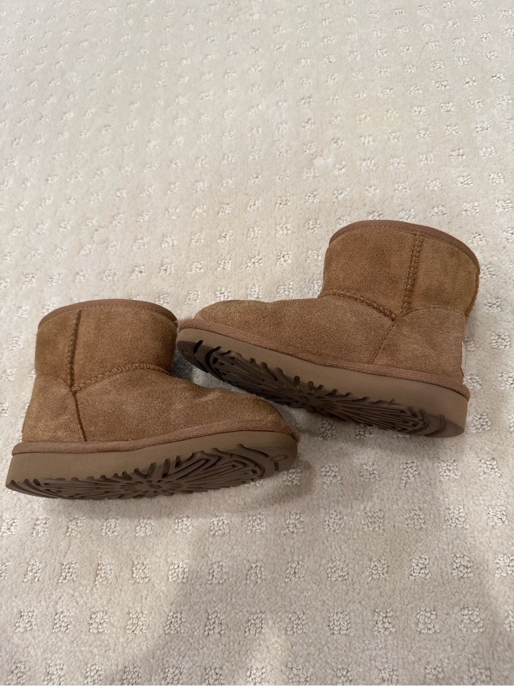 UGG Kids Classic Mini Bailey Button Chestnut Sheepskin Boots Size 9 - Picture 6 of 8